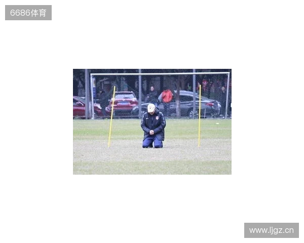 帽子上用中文写着努力、忍耐、牺牲，张外龙：是我作为教练的哲学